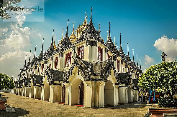 Foto eines Gebäudes mit traditioneller Architektur in der Hauptstadt Bangkok  Thailand  Asien