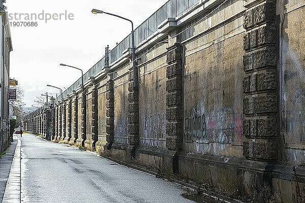 Dammweg  Hochbahnabschnitt der Zuglinie durch Dresden