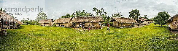 Dekai  Papua Neuguinea  Juli 2015: Panoramafoto von Dorfhäusern und kleinen einheimischen Kindern in Dekai  Papua  Indonesien. In dieser Region trifft man nur auf Menschen aus isolierten lokalen Stämmen. Dokumentarischer Leitartikel
