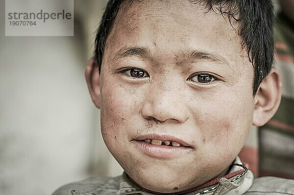 Kanchenjunga Trek  Nepal  etwa im Mai 2012: Foto eines kleinen Jungen mit schönen braunen Augen  der in die Kamera schaut  in Kanchenjunga Trek  Nepal. Dokumentarischer Leitartikel  Asien