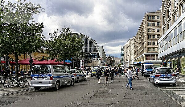 Einsatzfahrzeuge der Berliner Polizei und des Ordnungsamt  Alexanderplatz  Berlin  Deutschland  Europa