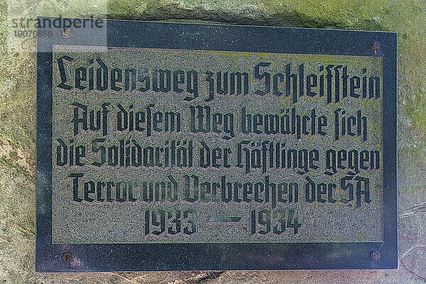 Burg und Stadt Hohnstein in der Sächsischen Schweiz. Erinnerungstafeln an die Zeit als im Nationalsozialismus ein KZ auf der Burg untergebracht war