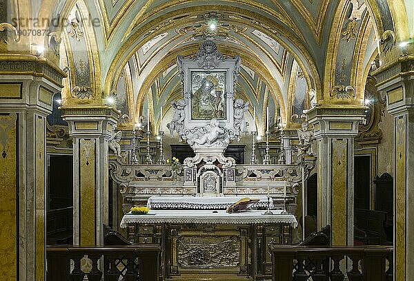Barocke Krypta  Schrein mit Gebeinen  Heiliger Sabinus  Ikone  Madonnenbild Madonna Hodegetria  San Sabino  Bari  Apulien  Puglia  Italien  Europa