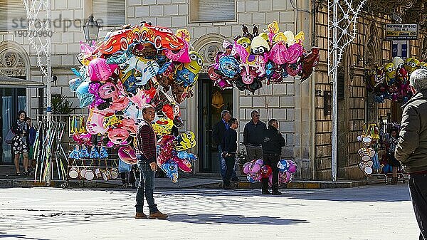 Luftballon-Verkäufer  Scigli  Barock-Stadt  Barockwinkel  Südosten  Sizilien  Italien  Europa