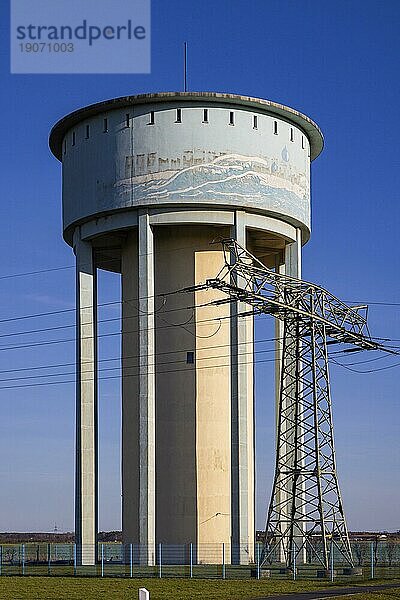 In den Jahren 1933 34 wurde der erste Wasserturm in Gröditz erbaut. Er hat einen Außendurchmesser von 8  75 m und eine Höhe bis zur Dachtraufe von 38  90 m