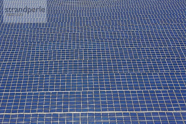 Luftaufnahme der Solarmodule eines Photovoltaik Kraftwerks  Solarpark für die Stromerzeugung