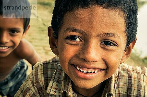 Chittagong  Bangladesch  ca. Juli 2012: Junge lächelnde Jungen mit braunen Haaren und braunen Augen lächeln freundlich in die Fotokamera in einem ländlichen Dorf in der Nähe von Chittagong  Bangladesch. Dokumentarischer Leitartikel  Asien