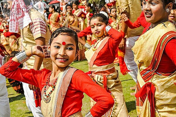 Guwahati  Assam  ca. April 2012: Junges einheimisches Mädchen in rotem und gelbem Sari mit rotem Punkt auf der Stirn beim Tanz auf dem traditionellen Bihu Fest in Guwahati  Assam. Dokumentarischer Leitartikel