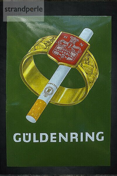 Altes Werbeblechschild der 1950er Jahre der Zigarettenmarke Güldenring  Bayern  Deutschland  Europa