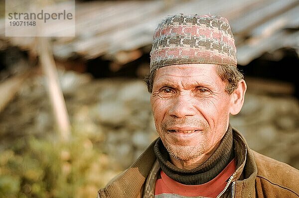 Dolpo  Nepal  ca. Mai 2012: Einheimischer mit Mütze auf dem Kopf trägt eine braune Jacke und hat schöne braune Augen in Dolpo  Nepal. Dokumentarischer Leitartikel  Asien