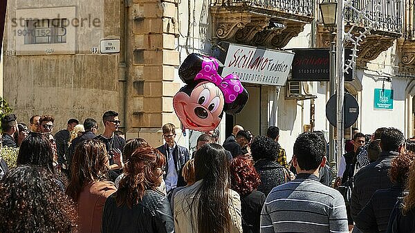 Menschenmenge  Luftballon  Minnie-Maus  Scigli  Barock-Stadt  Barockwinkel  Südosten  Sizilien  Italien  Europa