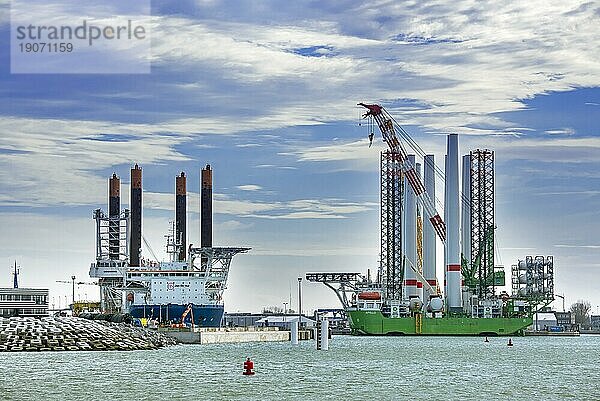 Die Installationsschiffe Apollo und Vole Au Vent machen am REBO Schwerlastterminal im Hafen von Ostende  Belgien  fest und laden Windturbinen für den Windpark SeaMade  Europa