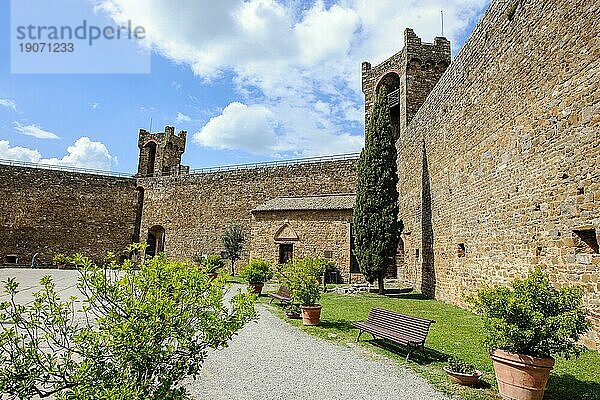 Blick aus Innenhof auf Befestigungsanlage Festungsmauern Türme Wachtürme von Burg von Fortezza di Montalcino  Montalcino  Toskana  Italien  Europa