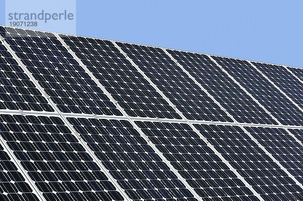 Nahaufnahme von photovoltaischen Solarmodulen auf dem Dach