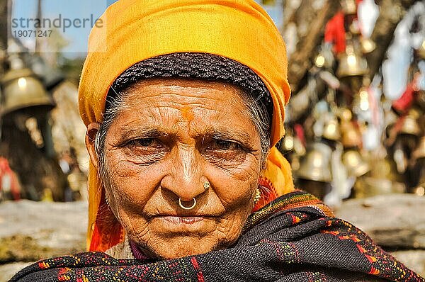 Pathivara Devi  Nepal  ca. Mai 2012: Alte  faltige Frau mit gelbem Kopftuch und Nasenpiercing trägt ein Kopftuch in Pathivara Devi  Nepal. Dokumentarischer Leitartikel  Asien