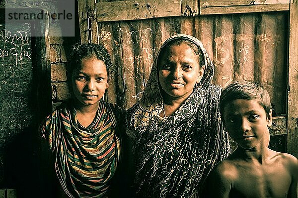 Khulna  Bangladesch  etwa im Juli 2012: Einheimische Kinder posieren mit ihrer Lehrerin in der Schule und lächeln in die Kamera in einem Slum in Khula  Bangladesch. Dokumentarischer Leitartikel  Asien