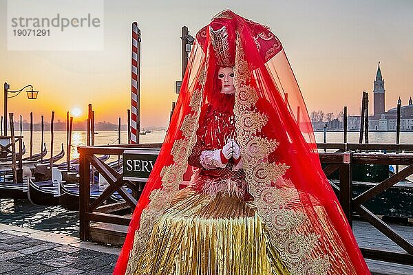 Karnevalsmaske an der Wasserfront bei Sonnenaufgang zur Zeit vom Karneval  Venedig  Venetien  Norditalien  Italien. UNESCO-Weltkulturerbe