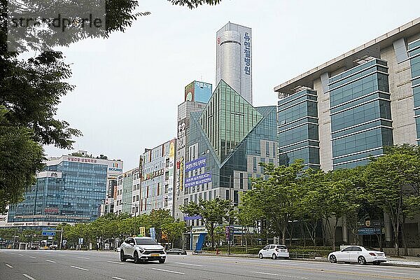Straße zwischen Hochhäusern  Gwangju  Provinz Jeollanam-do  Südkorea  Asien