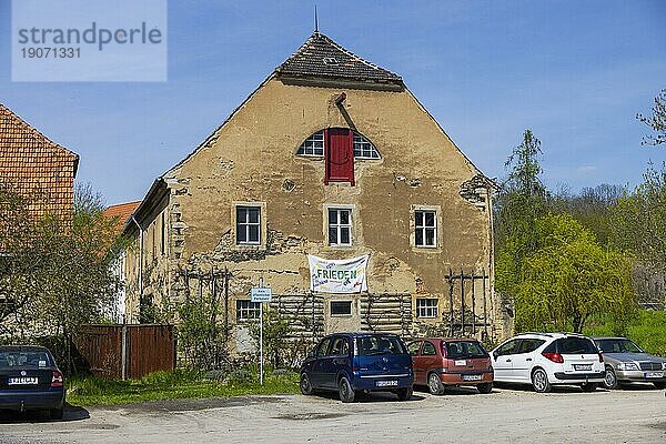 Das Schloss Jahnishausen gehört zur Stadt Riesa im sächsischen Landkreis Meißen Es liegt etwa vier Kilometer südlich von Riesa im Jahnatal. Zum Schloss gehört der ehemalige Schlosspark mit einem Schlossteich und einem Bestand an Laubbäumen