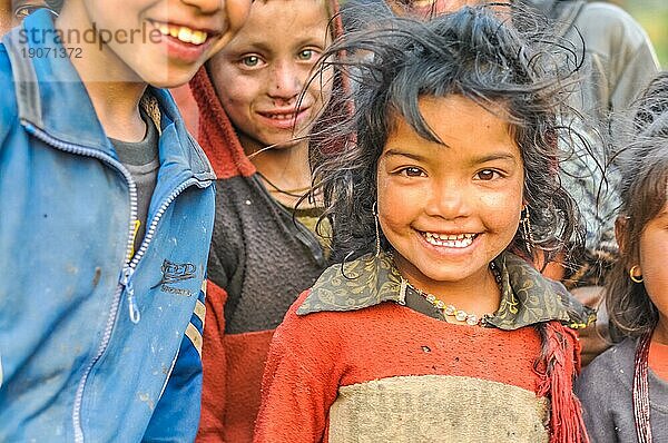 Dolpo  Nepal  etwa im Mai 2012: Ein kleines Mädchen mit braunem Haar und schönen braunen Augen trägt Ohrringe in Dolpo  Nepal. Dokumentarischer Leitartikel  Asien