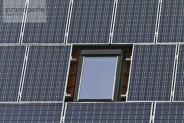 Nahaufnahme von Photovoltaik Solarzellen auf dem Dach eines Hauses