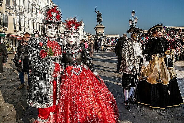 Karnevalsmasken an der Wasserfront zur Zeit vom Karneval  Venedig  Venetien  Norditalien  Italien. UNESCO-Weltkulturerbe