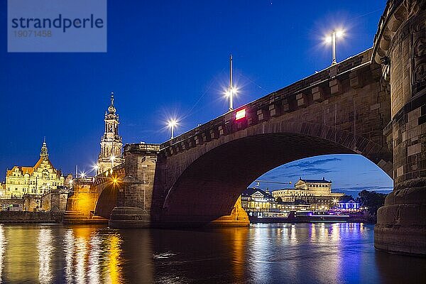 Silhouette der Dresdner Altstadt am Abend an der Elbe  mit dem Georgentor  Hofkirche und Semperoper hinter der Agustusbrücke.  Dresden  Sachsen  Deutschland  Europa