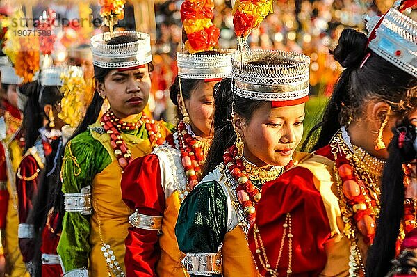 Shillong  Meghalaya  etwa im April 2012: Junge Mädchen tragen während des Shad Suk Mynsiem Festivals in Shillong  traditionelle bunte Kostüme mit großen Halsketten. Dokumentarischer Leitartikel