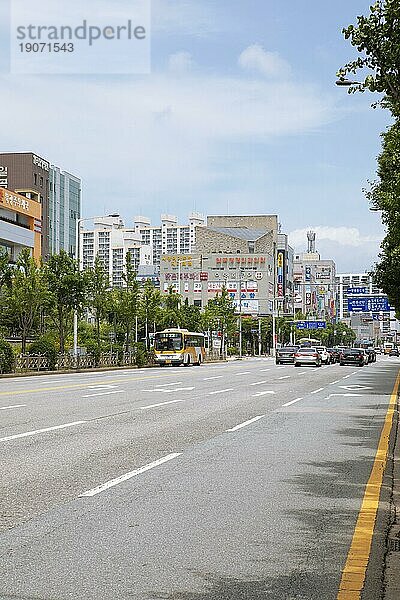 Straße zwischen Hochhäusern  Gwangju  Provinz Jeollanam-do  Südkorea  Asien