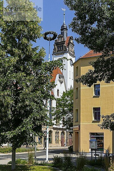 Freital ist eine Große Kreisstadt in der Mitte des Freistaates Sachsen  etwa neun Kilometer südwestlich vom Zentrum der Landeshauptstadt und angrenzend an Dresden gelegen. Dresdner Strasse mit Rathaus