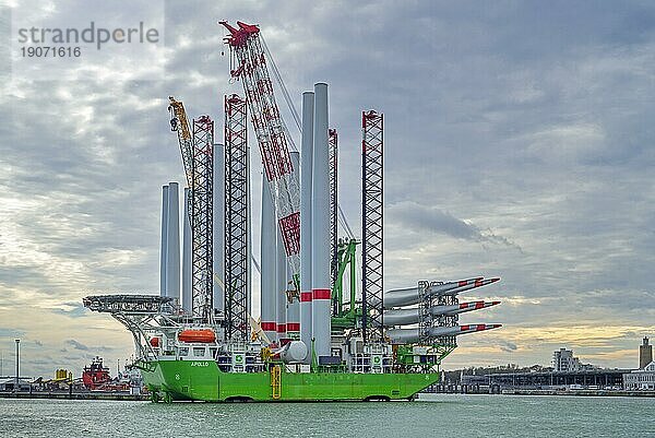 Das Installationsschiff Apollo macht am REBO Schwerlastterminal im Hafen von Ostende  Belgien  fest und lädt 2 Sätze Windturbinen für den Offshore Windpark SeaMade  Europa