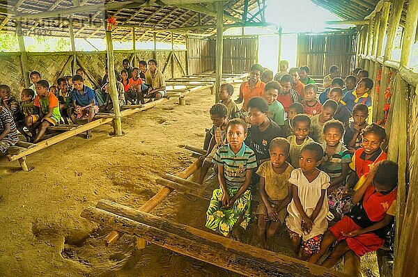 Will will  Nuku  Papua Neuguinea  Juli 2015: Foto von einheimischen Kindern  die in der Schule in Will will  geschützt auf Holzbänken sitzen. Dokumentarischer Leitartikel