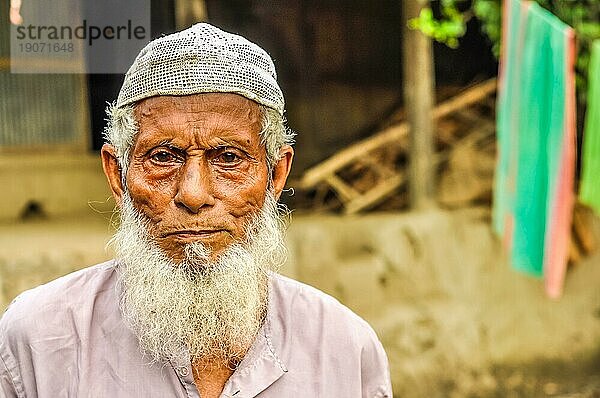 Paigacha  Bangladesch  etwa im Juli 2012: Alter Mann mit kurzen weißen Haaren und langem weißen Bart trägt weiße Mütze und Hemd in Paigacha  Bangladesch. Dokumentarischer Leitartikel  Asien
