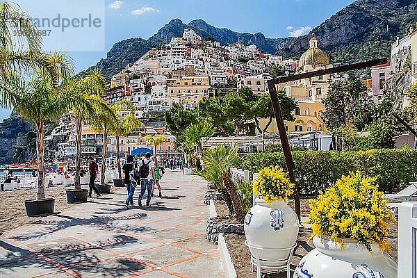 Strandpromenade mit Ortsüberblick  Positano  Amalfiküste  Halbinsel von Sorrent  Provinz Salerno  Kampanien  Süditalien  Italien  Europa