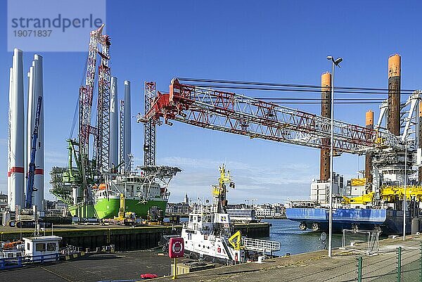 Die Installationsschiffe Apollo und Vole Au Vent machen am REBO Schwerlastterminal im Hafen von Ostende  Belgien  fest und laden Windturbinen für den Windpark SeaMade  Europa