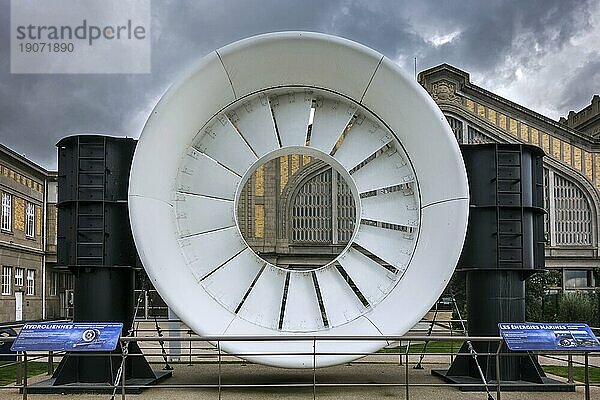 Meeresturbine zur Umwandlung von Unterwasserströmungsenergie in Elektrizität in der Cité de la Mer  dem Schifffahrtsmuseum in Cherbourg  Normandie  Frankreich  Europa
