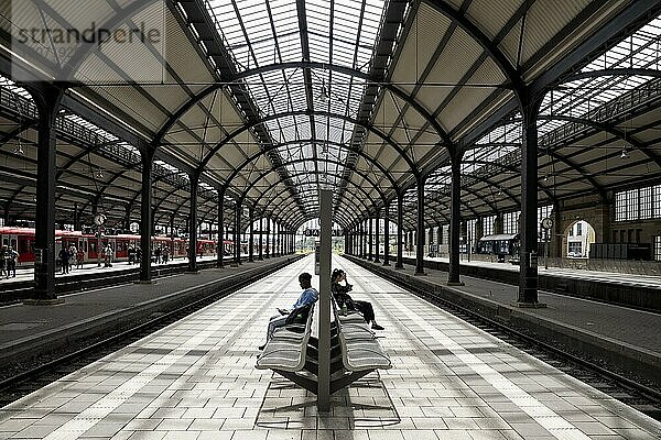 Wiesbadener Hauptbahnhof  Bahnsteighalle mit wenigen Menschen  Wiesbaden  Hessen  Deutschland  Europa