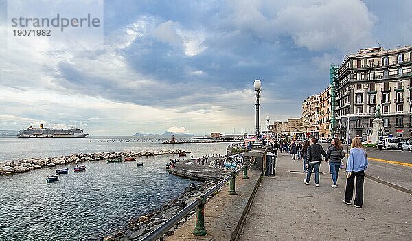 Promenade am Meer  Via Nazario Sauro mit Kreuzfahrtschiff  Neapel  Golf von Neapel  Kampanien  Süditalien  Italien  Europa