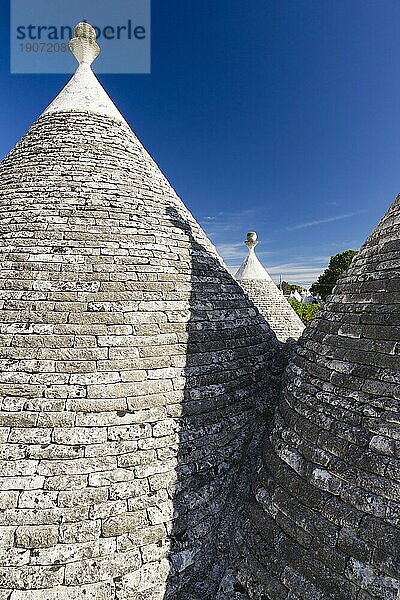 Kegeldach  Steindach  Trullo  Trulli  traditionelle Rundhäuser  Martina Franca  Valle d?Itria  Trullo- Tal  Apulien  Puglia  Italien Conical roof  stone roof  traditional round houses  Valle d'Itria Trullo- Valley  Apulia  Italy