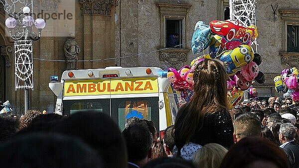 Menschenmenge  Ambulanz-Wagen  Luftballons  Scigli  Barock-Stadt  Barockwinkel  Südosten  Sizilien  Italien  Europa