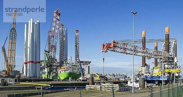 Die Installationsschiffe Apollo und Vole Au Vent machen am REBO Schwerlastterminal im Hafen von Ostende  Belgien  fest und laden Windturbinen für den Windpark SeaMade  Europa