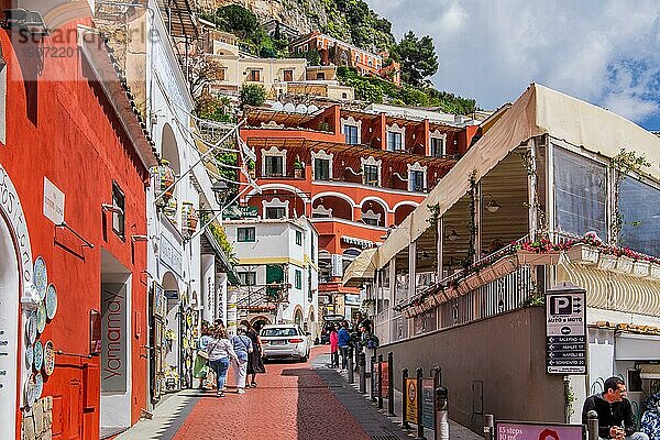 Gasse mit Geschäften im Zentrum  Positano  Amalfiküste  Halbinsel von Sorrent  Provinz Salerno  Kampanien  Süditalien  Italien  Europa