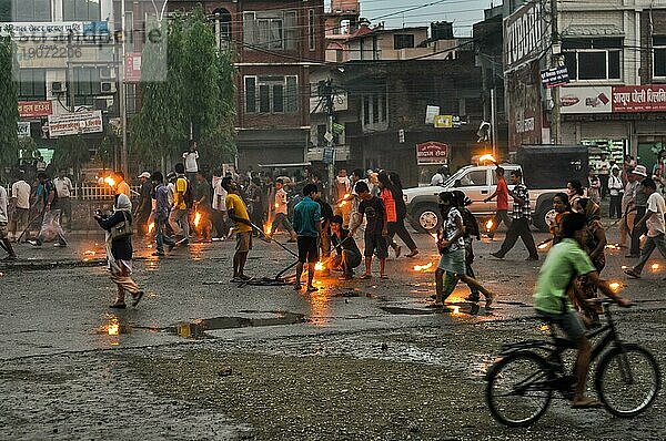 Nepal  ca. Mai 2012: Menschen gehen auf der Straße und halten brennende Fackeln während des Generalstreiks in Nepal. Dokumentarischer Leitartikel  Asien