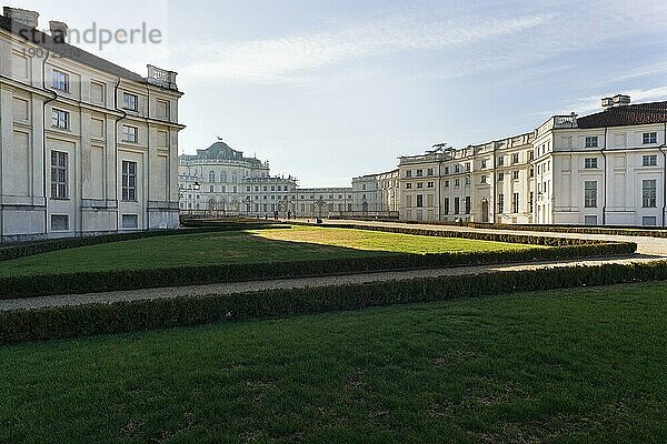 Das barocke Jagdschloss Palazzina di caccia di Stupinigi der Herzöge von Savoyen südlich von Turin  wurde von Hofarchitekten Filippo Juvarra von 1729- 1734 erbaut. UNESCO Weltkulturerbe The baroque hunting lodge Palazzina di caccia di Stupinigi of the Dukes of Savoy  south of Turin  was built by the court architect Filippo Juvarra of 1729- 1734. UNESCO World Heritage Site