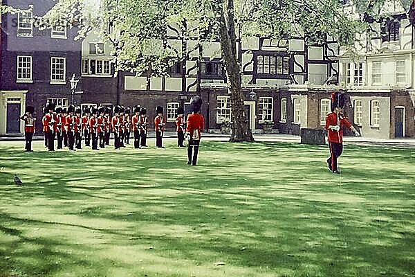 Militärparade im Inner Ward  Tower of London  London  Großbritannien  Großbritannien  Europa