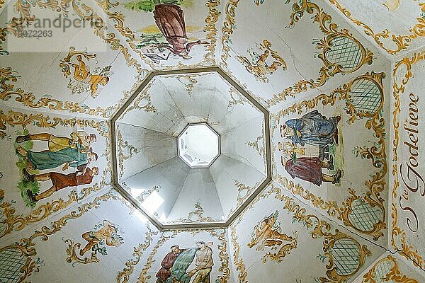 Brunnen an der Stelle  an der die heilige Godelina nach ihrer Strangulierung in einen Teich geworfen wurde  Abtei Ten Putte  Kloster in Gistel  Westflandern  Belgien  Europa