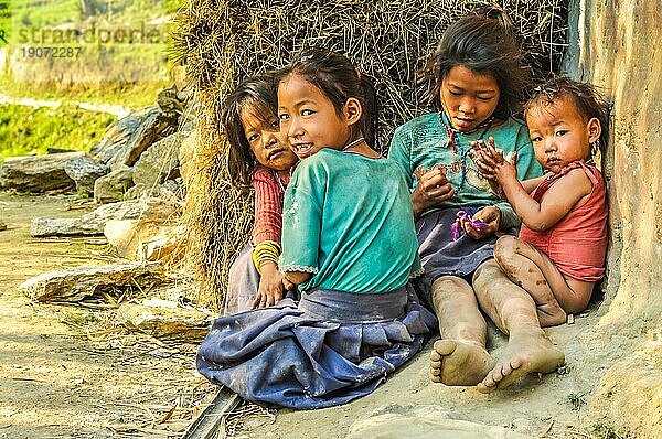Kanchenjunga Trek  Nepal  etwa im April 2012: Vier junge Mädchen mit nackten Füssen sitzen auf dem Boden und spielen in Kanchenjunga Trek  Nepal. Dokumentarischer Leitartikel  Asien