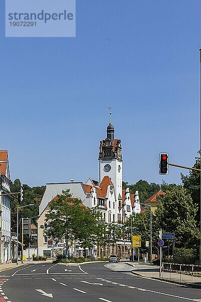 Freital ist eine Große Kreisstadt in der Mitte des Freistaates Sachsen  etwa neun Kilometer südwestlich vom Zentrum der Landeshauptstadt und angrenzend an Dresden gelegen. Dresdner Strasse mit Rathaus