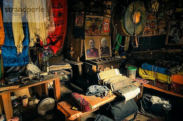 Dolpo  Nepal  ca. Juni 2012: Foto eines Raums mit vielen Dingen wie Porträts berühmter Mönche  Taschen und kleinen Tafeln mit Schrift und anderen Dingen in Dolpo  Nepal. Dokumentarischer Leitartikel  Asien