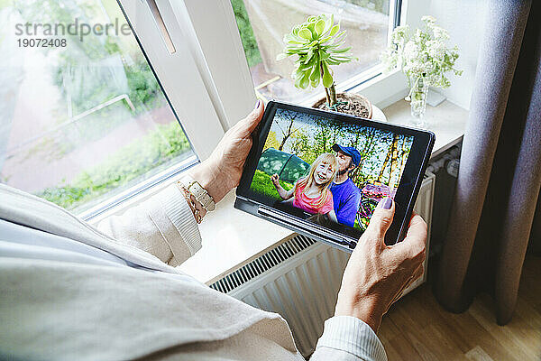 Frau spricht per Videoanruf mit Enkelin über Tablet-PC